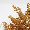 Folhas artificiais de eucalipto, folhas artificiais de ginkgo e leques de três folhas para decorações de casamento, em tons dourados.