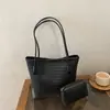 Bolsa transfronteiriça de nova textura feminina versão coreana versátil trançada PU bolsa de ombro única feminina estilosa retrô para o dia a dia bolsa mãe-filho