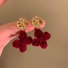 Pendientes de flores de terciopelo rojo Angla, pendientes de nicho de lujo ligeros de alta gama, accesorios vintage únicos y elegantes.