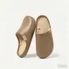 Nuevas Pantuflas de Cuero con Textura, Antideslizantes, Impermeables y Forradas de Felpa para Mujer, Colección Otoño/Invierno 2026, Uso en Interiores del Hogar en Otoño/Invierno, Calidez para Parejas