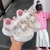 Tênis de malha respirável para meninas de primavera, sapatos robustos estilo cartoon, tênis versáteis para corrida para idades de 3 a 12 anos, sapatos casuais infantis