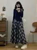 Conjunto de dos piezas de principios de otoño estilo universitario: top de manga larga con lazo y ajuste en la cintura + falda midi de cuadros vintage en tono ámbar