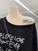 Camiseta Feminina Estilo Preguiçoso Estampa de Letras de Espuma Decote Assimétrico Manga Longa Proteção Solar Fina para Primavera e Verão