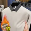 Suéter Masculino de Mistura de Lã com Forro de Fleece e Espessamento 2026 Chegada Nova de Inverno Gola Falsa de Duas Peças Suéter Quente de Manga Longa para Homens