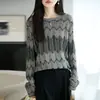 Coleção Outono/Inverno 2026 Transfronteiriça: suéter de lã de malha fina com gola redonda e mangas compridas, com design vazado e listras coloridas