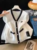 Casaco de tricô estilo Chanel para mulheres, novo modelo de outono, peça de outer wear de corte solto em branco e preto com etiquetas