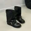 Fivela de cinto estilo coreano botas de motocicleta retrô botas de cano médio para mulheres, novas 2026 botas plissadas com tachas