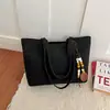 Bolsa de axila versátil de cor sólida para nicho transfronteiriço, bolsa tote de grande capacidade para mulheres, acabamento fosco moderno, adequada para o trabalho, bolsa de ombro