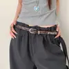 Cinto fino com tachas estilo punk retrô para mulheres, único e estiloso, adequado para combinar com saias e jeans como acessório