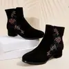 Botas Fashion com Estilo Étnico Qipao Botas Curtas para Mulheres 2026 Outono/Inverno Novas Retro Salto Grosso Aveludado Quente Botas Bordadas