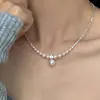 Collar de perlas de metal plateado fragmentado de alta gama para mujer, personalidad retro francesa, cadena para la clavícula tipo gargantilla versátil de lujo ligero
