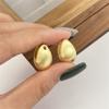 Hebilla Redonda de Metal con Dibujo de Alambre Plateado Esmerilado para Oreja Pendientes Versátiles Elegantes de Alta Gama Estilo Frío Simple para Mujer