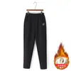 Calça de vovó com forro de fleece, calça casual espessa, novo estilo outono e inverno, solta e modeladora, calça reta versátil para mães de meia-idade e idosas