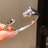 Pulsera Abierta de Leopardo con Baño de Oro Real de 18 Quilates y Circonita Moda Europea y Americana Elegante Pulsera Lujo Accesible Joyería de Alta Gama para Mujeres