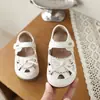Sandálias de Couro para Meninas 2026 Verão Novo Estilo Sapatos de Princesa para Bebês e Crianças Pequenas Sapatos Simples com Cadarço para Meninas Jovens