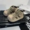 Tênis Casuais Shell Toe para Bebês Primavera e Outono Novos Sapatos Casuais Antichoque Sapatos Individuais para Meninos e Meninas Cano Médio Respiráveis e Confortáveis Sapatos Esportivos