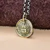 Pingente de prata de lei S925 banhado a ouro amarelo Deus da Riqueza, pingente de colar redondo sólido retrô desgastado para homens e mulheres