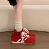 Sapatos femininos versáteis de sola grossa, novo modelo primavera/verão 2026, tênis de treino alemães retrô de nicho, tênis brancos casuais respiráveis da moda