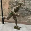 Escultura de Fibra de Vidrio de un Soldado del Ejército Rojo de Aspecto Cobrizo, Escultura Temática de Cultura Roja para Salón Conmemorativo Exterior, Plaza y Paisaje de Jardín