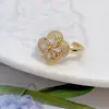 Anillo de pétalo de imitación de nácar blanco dulce y soñador para mujer, anillo abierto de diseño de nicho, sensación de lujo ligero y alta gama