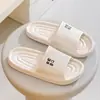 Pantuflas de baño portátiles de verano, nuevas pantuflas para el hogar estilo hotel con tacto suave, estilo popular antideslizante para mujer, sandalias de baño para niñas