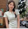 Camiseta de manga corta con cuello en V, botones y diseño de bolsillo a rayas para mujer, ideal para ir al trabajo en verano.