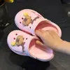 Chinelos Furados Infantis Verão Desenho Animado Meninos e Meninas Sandálias de Casa Interior Exterior À Prova de Odor Sapatinhos Furados para Bebê