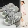 Sapatos de Princesa com Laço de Renda para Meninas Primavera/Verão 2026 Tênis Macios para Bebês Sapatos de Caminhada da Moda para Crianças