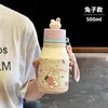 Nueva taza aislada con temática de dibujos animados, linda y adorable, con pajita, perfecta para estudiantes; es pequeño, portátil y tiene un asa para transportarlo fácilmente