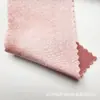 Tejido de satén elástico, grueso y brillante con una caída suave, que presenta un efecto reluciente de seda artificial, adecuado para disfraces de baile y ropa formal.