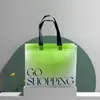 Sacolas TNT Personalizadas para Lojas de Roupas, Sacolas de Compras Impermeáveis para Roupas, Sacolas Tote Bag TNT, Sacolas Ecológicas Estampadas em Cores em Estoque