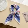 Bufanda Cuadrada Pequeña Estilo Coreano Estampado Floral Pequeño Seda Sintética Seda Estampada Bufanda Cuadrada Pequeña Chal de Tacto de Alta Gama Bufanda Protectora del Sol para Cuello Bufanda para la Cabeza Bufanda