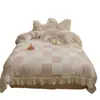 Juego de cuatro piezas de terciopelo de leche floral suave tipo A, engrosado, estilo hada, hermoso, con encaje empalmado, funda de edredón de terciopelo de coral, sábana, estilo 4