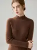 Camada base de alta qualidade com gola semi-alta e acabamento em renda delicada, oferecendo um visual macio, quente e elegante para outono e inverno.