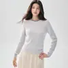 Elegante y minimalista, este suéter de punto de cachemira presenta un cuello sofisticado con adornos de pedrería.. Es una pieza versátil perfecta para el trabajo o el uso diario, y se puede usar como capa base