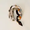 Bufanda Pequeña de Seda Estilo Nuevo con Hebilla Magnética Perezosa y Tacto de Alta Gama, Cadena de Perlas para Clavícula para Mujer, Bufanda Pequeña con Elemento de Carruaje de Lunares Paisley