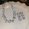 Pendientes y Conjunto de Collar de Piedras Preciosas Esmeralda Brillantes con Diamantes, Cadena de Clavícula de Lujo Ligero de Nicho, Conjunto de Joyería Estilo Palacio para Mujeres