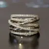 Anel de luxo multicamadas cruzado totalmente cravejado em diamantes para mulheres, incrustado com zircônia, aro largo vazado, adequado para uso em festas elegantes