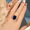 Anillo de Huevo de Paloma Diario Estilo Medieval Antiguo Vintage Alto Sentido Diamante de Alto Carbono Cristal Azul Puntiagudo Anillo para Mujer con Cambio de Luz
