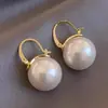 Pendientes de gancho para la oreja de alta calidad, aretes de perlas artificiales de moda, diseño de nicho femenino, lujo ligero, estilo coreano, aretes de celebridad de Internet, temperamento elegante, moda