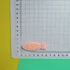 Dibujos animados lindo color caramelo pez pequeño clip para el pelo accesorios diadema diy funda de teléfono móvil ropa parche decorativo de resina venta al por mayor