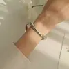 Pulsera Abierta Curva Brillante Minimalista para Mujer Lujo Accesible Europeo y Americano Diseño de Nicho Pulsera Elegante Versátil de Gama Alta Pulsera