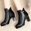 Botines de Mujer para Otoño/Invierno 2026 con Tacón Alto y Pedrería Piel Suave Antideslizantes Con Forro de Terciopelo Calientes Para Madres de Mediana Edad Tacón Grueso Botas de Cuero y Algodón