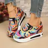 Sapatos Esportivos Cruzados Color Block Novos para Primavera e Outono de 2026 Tamanho Grande Plataforma com Solado Espesso Salto que Aumenta a Altura Sapatos Femininos Atacado