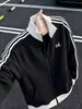 Chamarra a rayas de bloques de color estilo universitario americano con cuello alto para hombre, nueva colección otoño 2026, prenda exterior de moda de corte holgado con cierre de cremallera