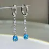 Brincos Longos em Forma de Gota D'água Azul Profundo, Estilo Fada, com Listras Verticais Cravejadas de Diamantes, Nicho de Luxo Leve, Atmosfera para Encontro, Novo Estilo