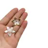 Horquilla para el Cabello con Flor de Glicinia de Perla Sintética Estampada en Oro con Borde Dorado Estilo Vintage Flor de Pétalo Hecha a Mano para Manualidades Accesorio para el Cabello