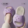 Chinelos infantis de gatinho para meninas, novo calçado de verão para exterior, sandálias antiderrapantes para banho interior, calçado pai-filho para bebé