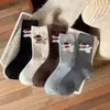 Calcetines de punto de otoño e invierno hasta la mitad de la pantorrilla para mujer, con una paleta de colores retro al estilo Meilade y un diseño de estilo universitario coreano.