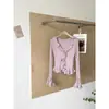 Puro y seductor, este top de punto de manga larga para mujer presenta un nuevo diseño de otoño/invierno con ribete de volantes, un escote en V, un corte ajustado y un favorecedor largo corto.